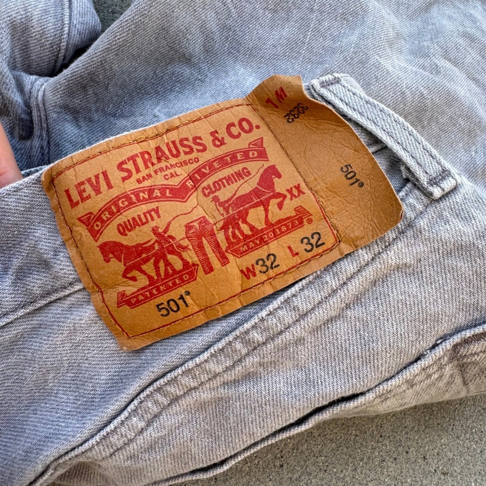 Levi's 501 Mens Original Fit Light Grey Straight Leg Button Fly Jeans 32x32 - Picture 7 of 9